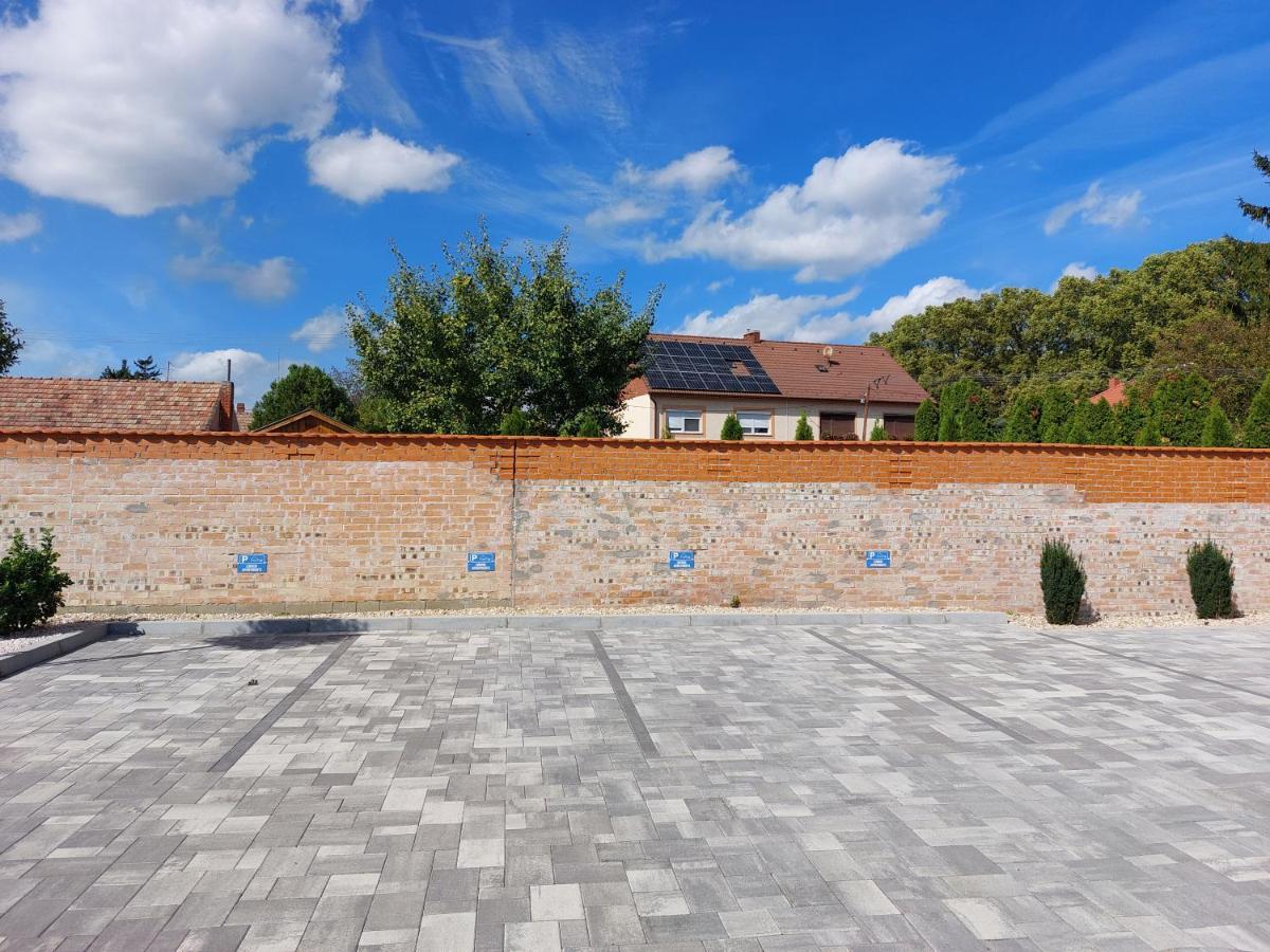Linden Apartman 104 - Adults Only Mosonmagyarovar Exterior photo